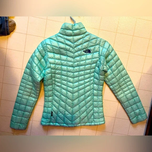 The North Face Women's Mint Green Puffer Jacket - Picture 2 of 3
